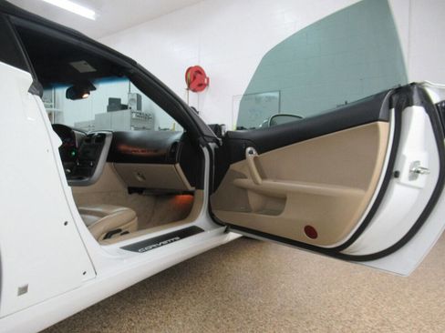 Used 2006 Chevrolet Corvette Convertible w/ Preferred Equipment Group image 21
