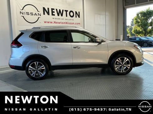 Used 2019 Nissan Rogue SV w/ Sun & Sound Touring Package FWD image 4
