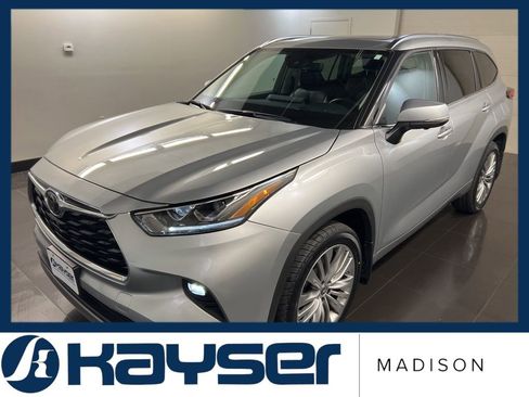 Used 2024 Toyota Highlander Platinum AWD/4WD image 3