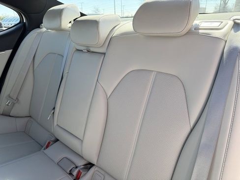 Used 2025 Genesis G70 2.5T image 19