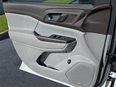 Used 2023 GMC Acadia SLT image 16