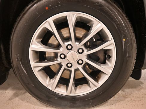 Used 2019 Jeep Cherokee Latitude Plus w/ Comfort/Convenience Group AWD/4WD image 38