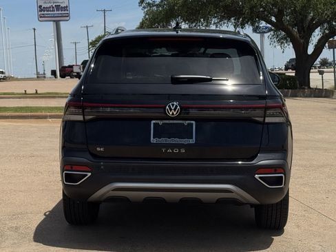 New 2025 Volkswagen Taos SE FWD image 6