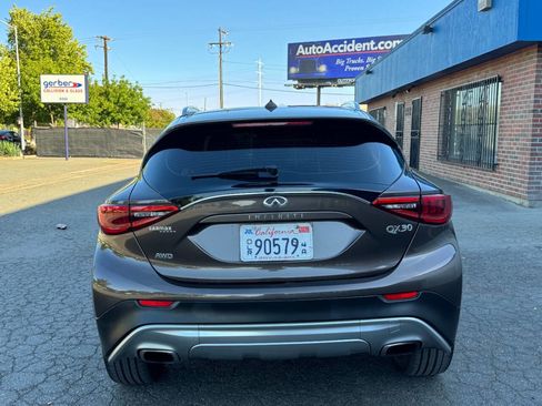 Used 2017 INFINITI QX30 Premium AWD/4WD image 5