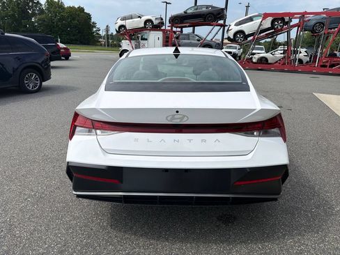 Used 2025 Hyundai Elantra SEL FWD image 8