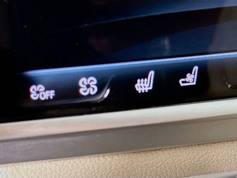 Used 2022 BMW 740i image 21