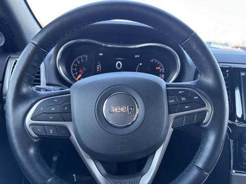 Used 2021 Jeep Grand Cherokee Laredo X image 18