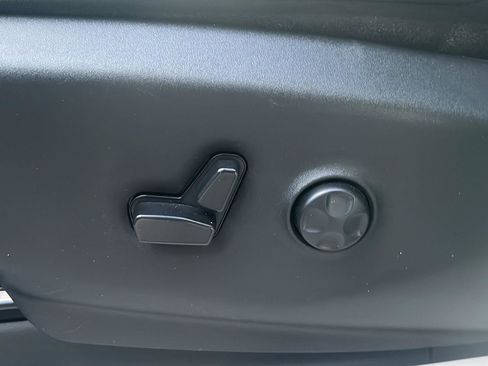 Used 2023 Chrysler Pacifica Touring-L image 7