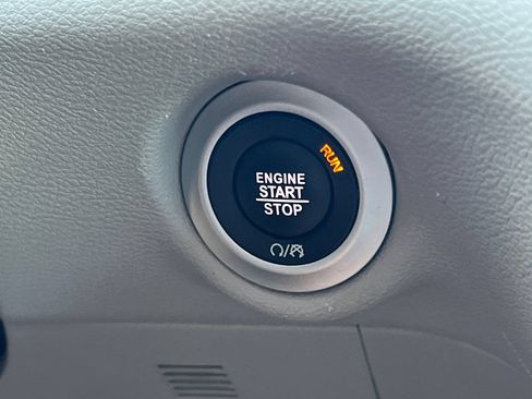 Used 2024 Chrysler Pacifica Touring-L FWD image 32