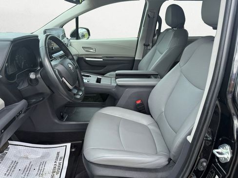Used 2024 Toyota Sienna XLE image 9