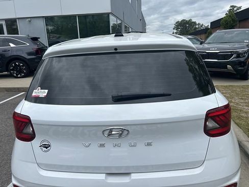Used 2022 Hyundai Venue SE image 4