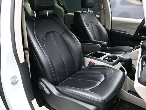 Certified 2024 Chrysler Pacifica Touring-L FWD image 18