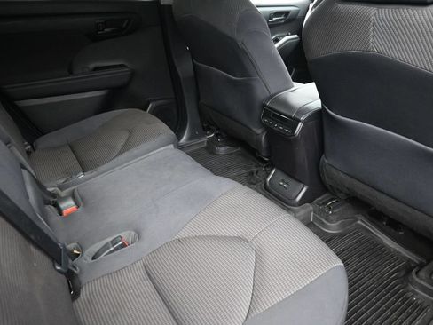 Used 2023 Toyota Highlander LE AWD/4WD image 10