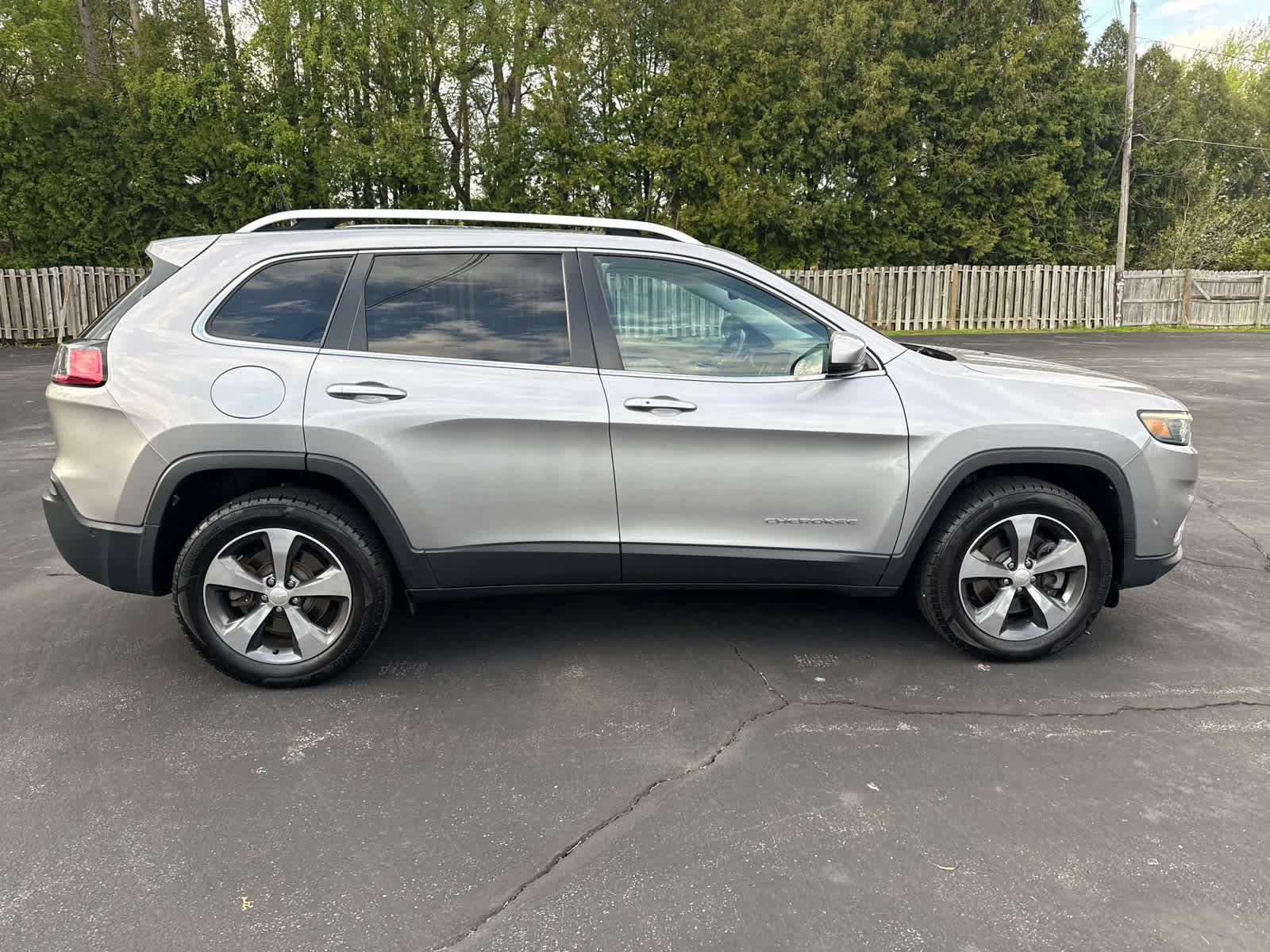 Used 2019 Jeep Cherokee Limited w/ Luxury Group AWD/4WD image 2