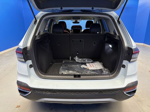 New 2026 Volkswagen Taos SE image 26