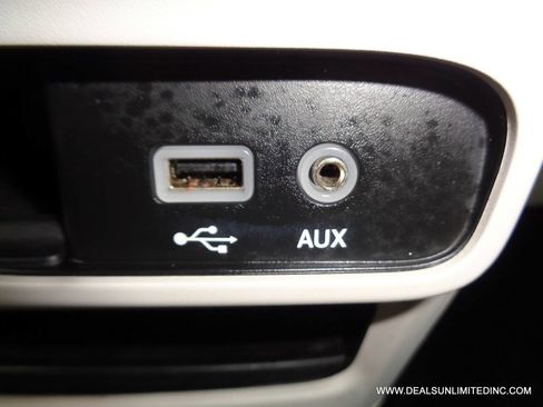 Used 2018 Chrysler Pacifica Touring-L FWD image 13