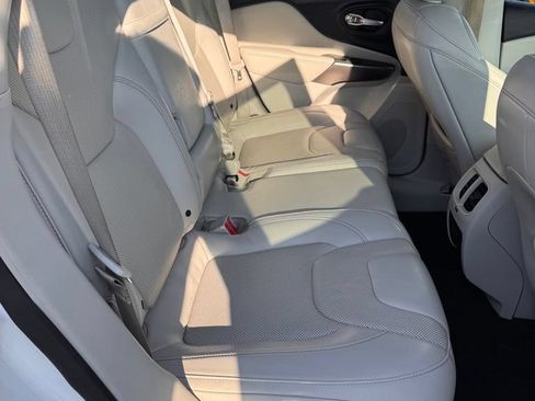 Used 2019 Jeep Cherokee Limited FWD image 13