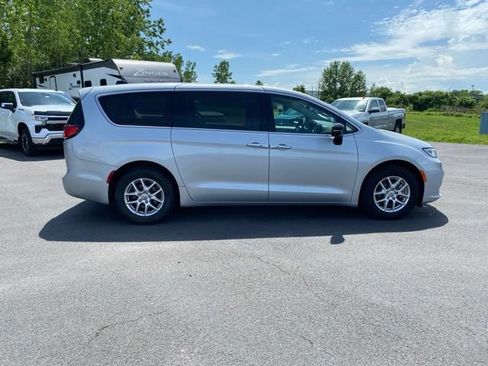 Used 2024 Chrysler Pacifica Touring-L FWD image 25
