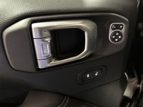 Used 2019 Jeep Wrangler Unlimited Sahara image 21