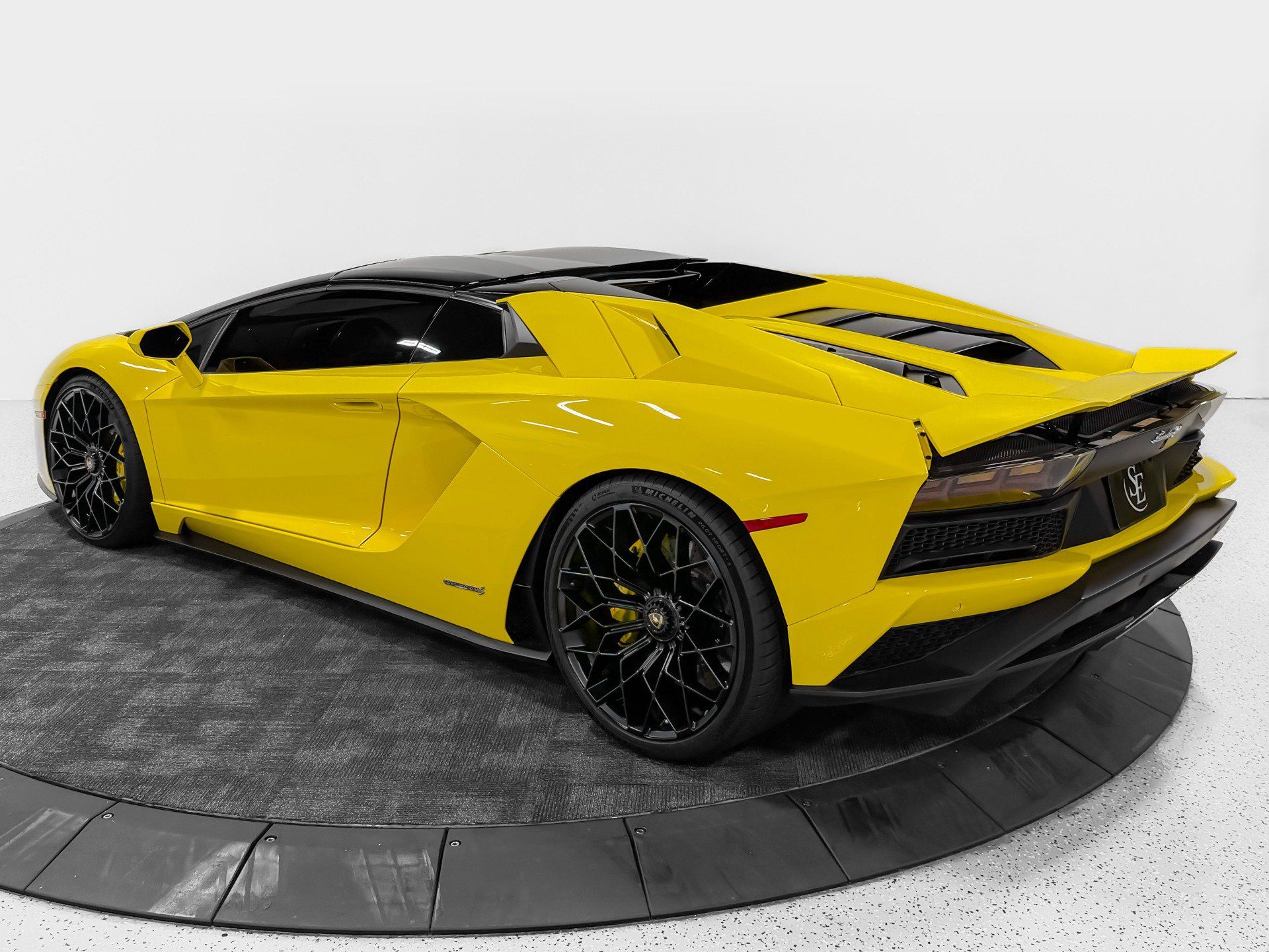 Used 2018 Lamborghini Aventador S AWD/4WD image 9