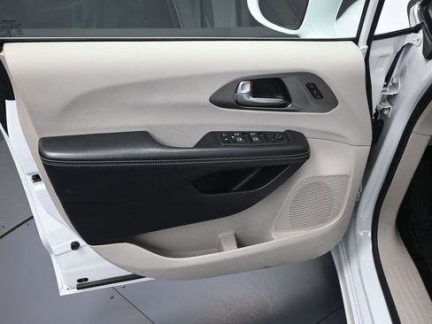 Used 2020 Chrysler Pacifica Touring-L Plus w/ Tire & Wheel Group image 10