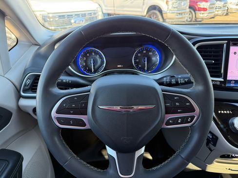 Used 2022 Chrysler Pacifica Touring-L image 17