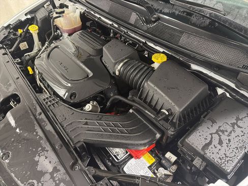 Used 2024 Chrysler Pacifica Touring-L image 9