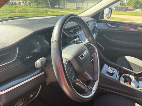 Used 2022 Jeep Grand Cherokee L Laredo w/ Luxury Tech Group I AWD/4WD image 8