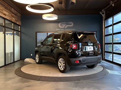 Used 2018 Jeep Renegade Latitude AWD/4WD image 5