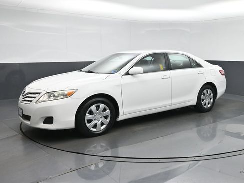 Used 2011 Toyota Camry LE FWD image 3