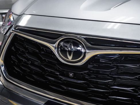Certified 2025 Toyota Highlander Limited AWD/4WD image 9