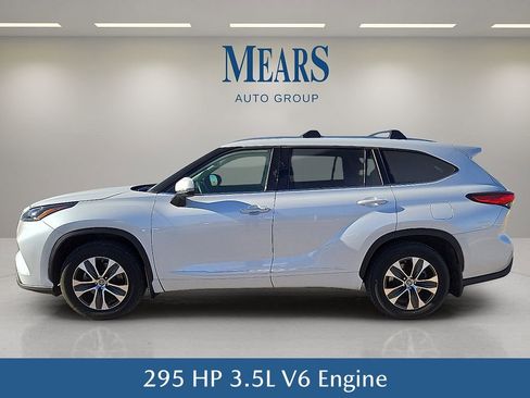 Used 2022 Toyota Highlander XLE image 3
