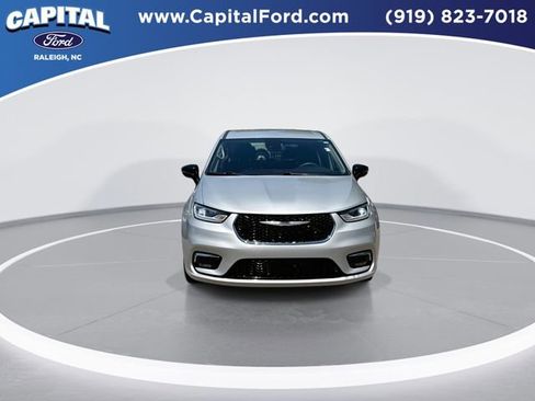 Used 2024 Chrysler Pacifica Touring-L FWD image 2