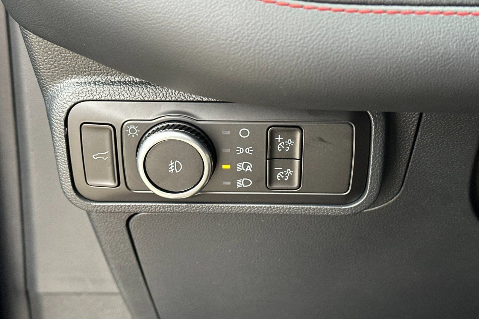 New 2025 Ford Explorer ST-Line w/ Premium Package RWD image 39