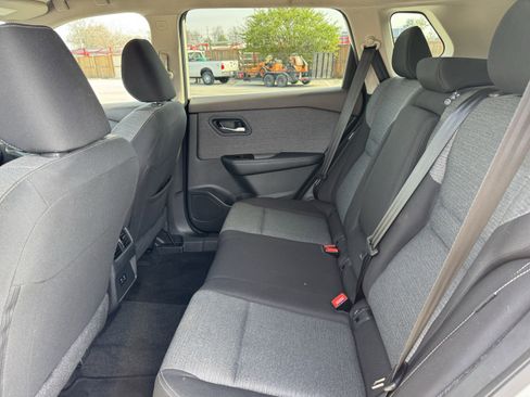 Used 2023 Nissan Rogue SV image 31