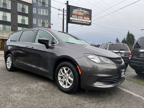 Used 2017 Chrysler Pacifica Touring FWD image 3