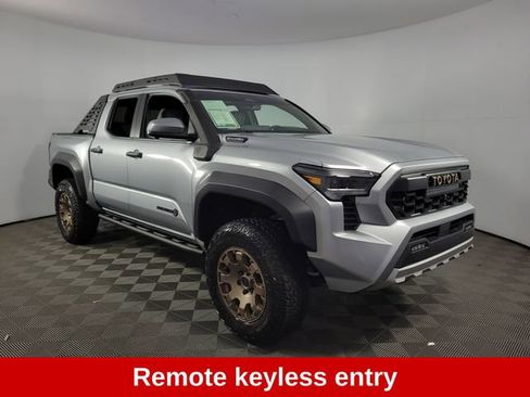 Used 2025 Toyota Tacoma Trailhunter image 3