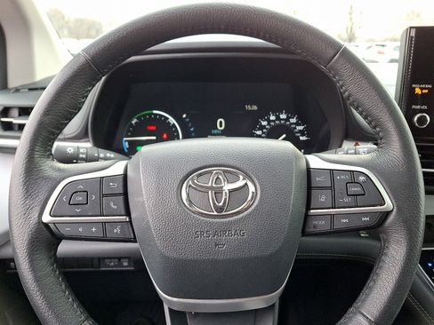 Certified 2025 Toyota Sienna XLE image 20
