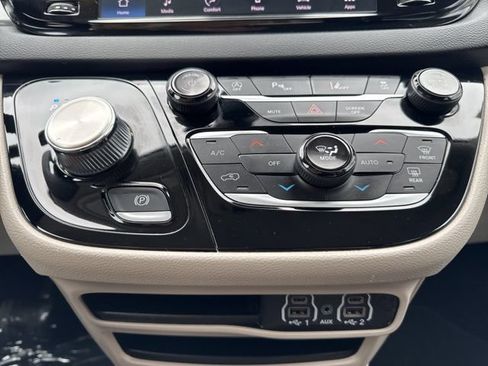 Used 2024 Chrysler Pacifica Touring-L FWD image 6