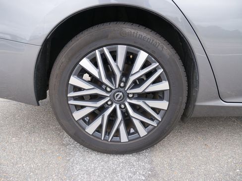 Used 2024 Nissan Altima 2.5 SV image 11