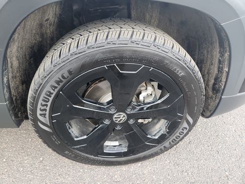 Certified 2025 Volkswagen Taos SE image 27