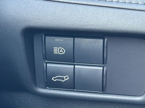 Used 2020 Toyota Highlander XLE image 18