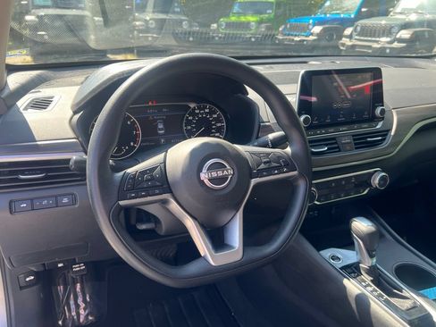Used 2025 Nissan Altima 2.5 SV FWD image 18