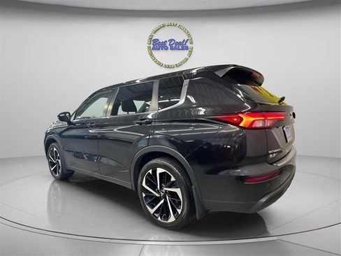 Used 2022 Mitsubishi Outlander SE FWD image 2