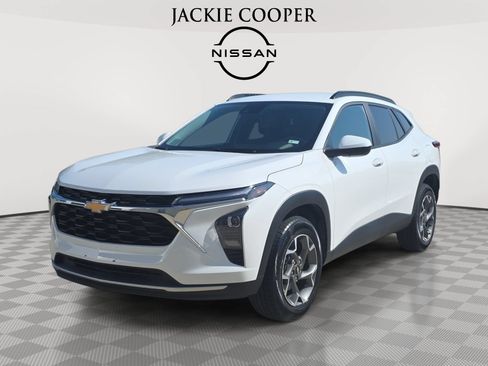 Used 2025 Chevrolet Trax LT FWD image 1