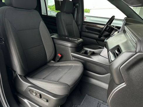 Used 2023 GMC Yukon XL SLE w/ Gmc Pro Safety Plus Package AWD/4WD image 18