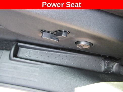 Used 2025 Chrysler Pacifica Select w/ Fav Edition Package FWD image 25