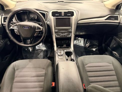 Used 2017 Ford Fusion SE w/ Fusion SE Technology Package FWD image 24