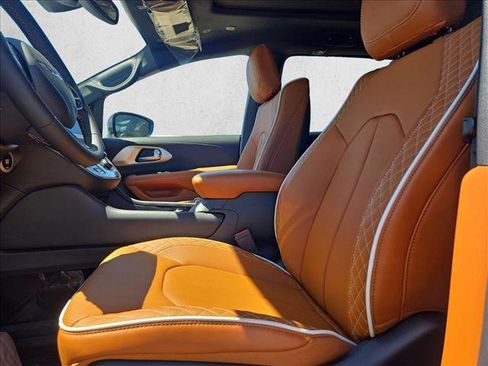 New 2026 Chrysler Pacifica Pinnacle image 4