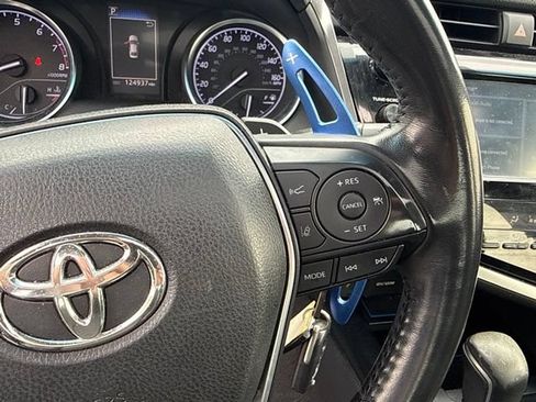 Used 2018 Toyota Camry SE w/ Moonroof Package FWD image 13